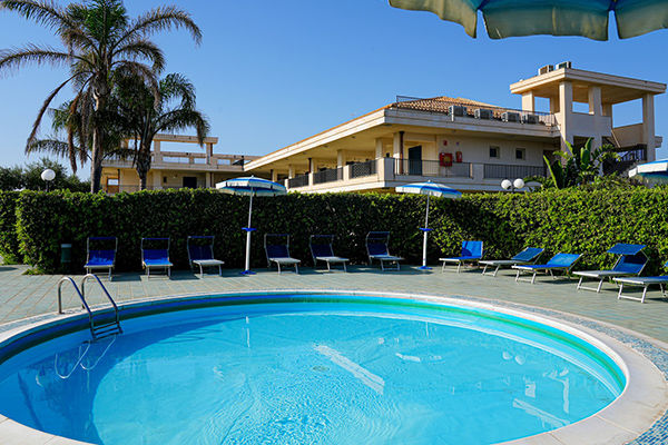 Sul Canale di Sicilia, a 500 metri dalla spiaggia