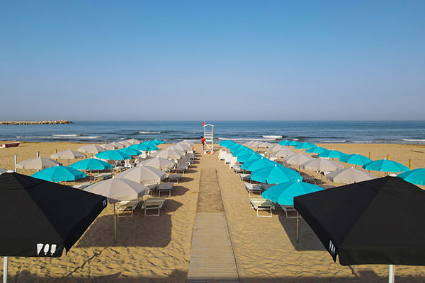 Sul Canale di Sicilia, a 500 metri dalla spiaggia