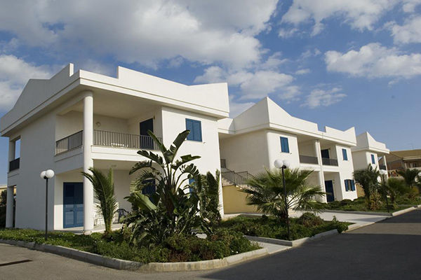 Sul Canale di Sicilia, a 500 metri dalla spiaggia