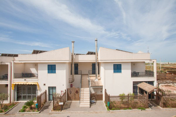 Sul Canale di Sicilia, a 500 metri dalla spiaggia