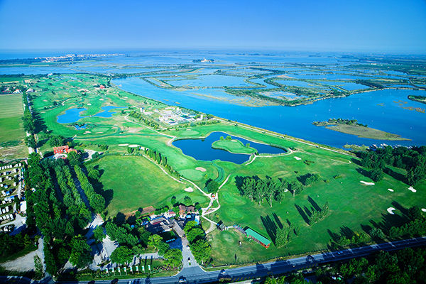 Incastonato nella pineta, a 200 metri dal mare