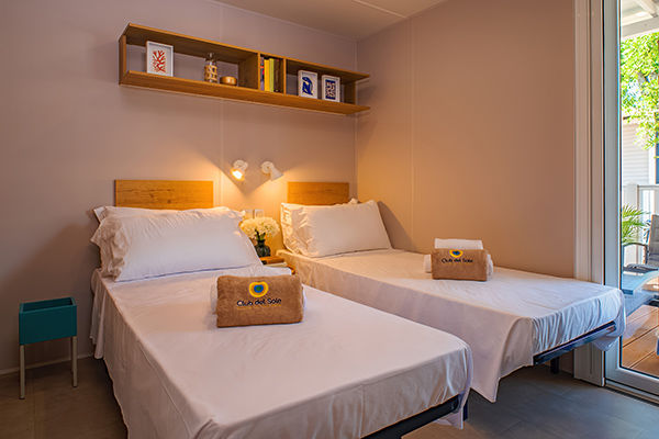 Incastonato nella pineta, a 200 metri dal mare