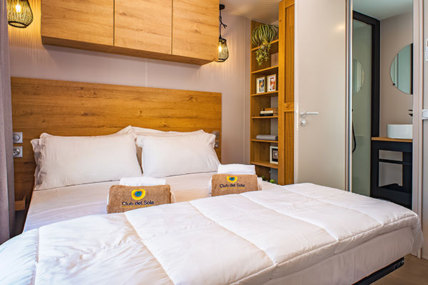 Incastonato nella pineta, a 200 metri dal mare