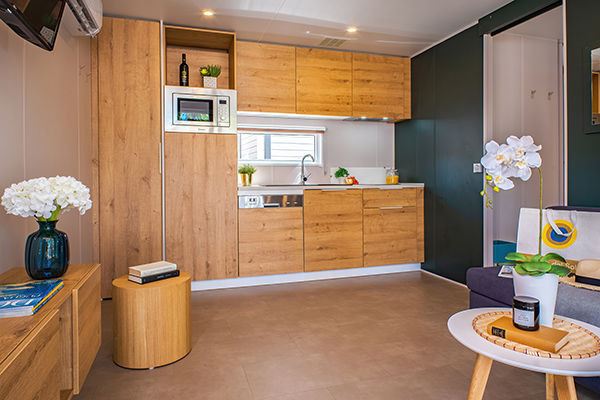 Incastonato nella pineta, a 200 metri dal mare