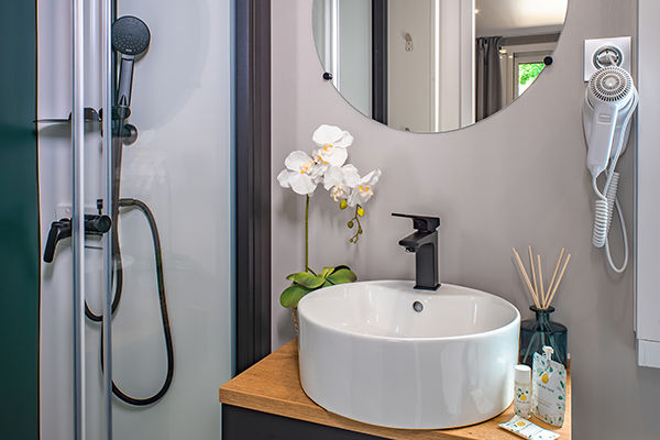 Incastonato nella pineta, a 200 metri dal mare