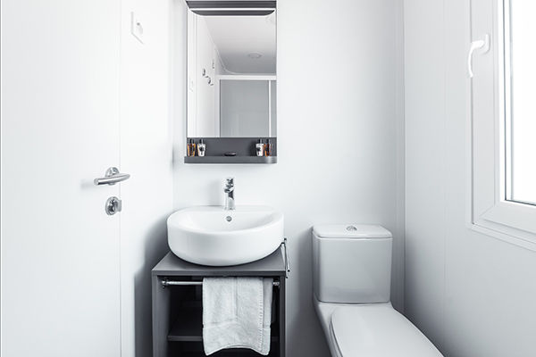 Incastonato nella pineta, a 200 metri dal mare