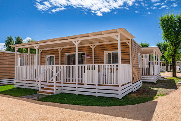 Incastonato nella pineta, a 200 metri dal mare