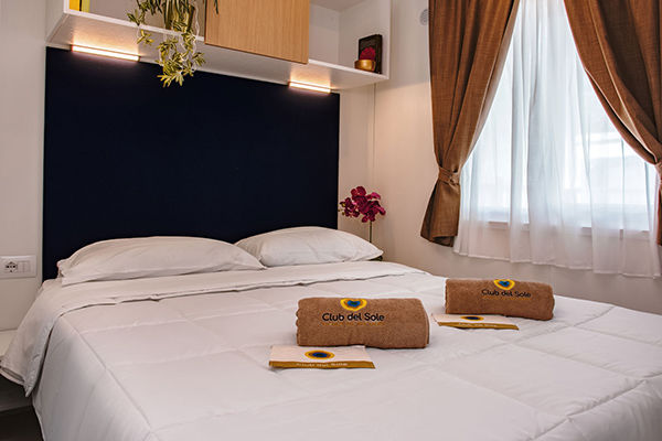 Incastonato nella pineta, a 200 metri dal mare