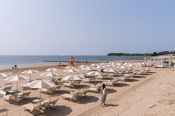 Incastonato nella pineta, a 200 metri dal mare