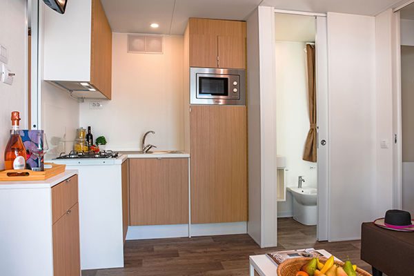 Incastonato nella pineta, a 200 metri dal mare