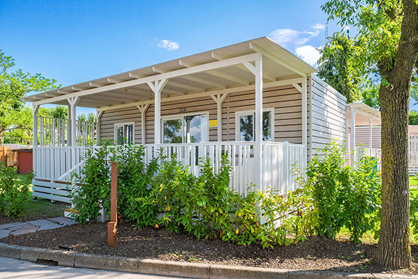 Incastonato nella pineta, a 200 metri dal mare