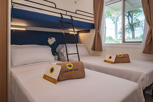 Incastonato nella pineta, a 200 metri dal mare