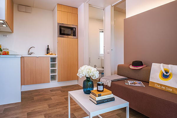 Incastonato nella pineta, a 200 metri dal mare