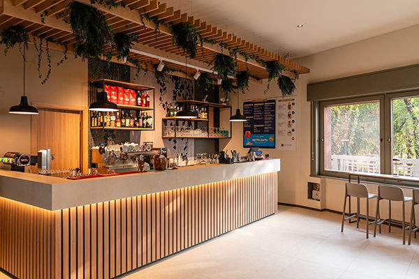 Incastonato nella pineta, a 200 metri dal mare