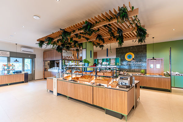 Incastonato nella pineta, a 200 metri dal mare