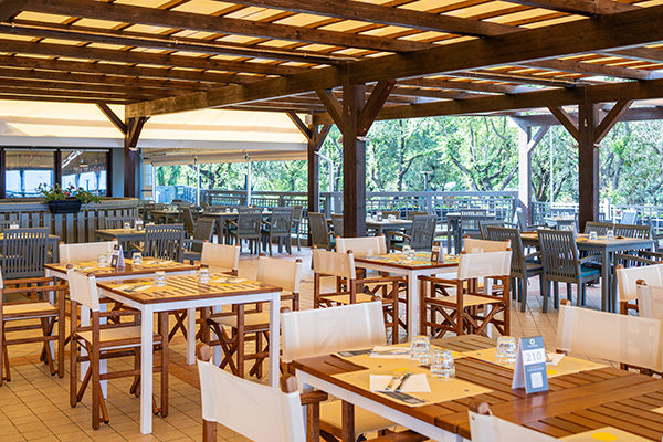 Incastonato nella pineta, a 200 metri dal mare