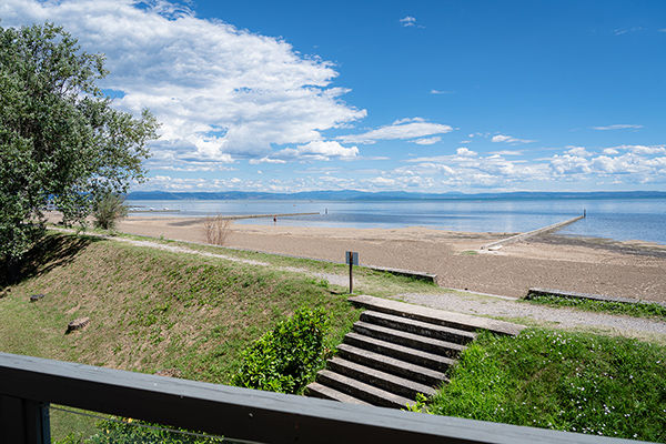 Incastonato nella pineta, a 200 metri dal mare