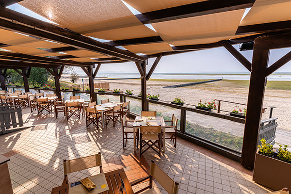 Incastonato nella pineta, a 200 metri dal mare