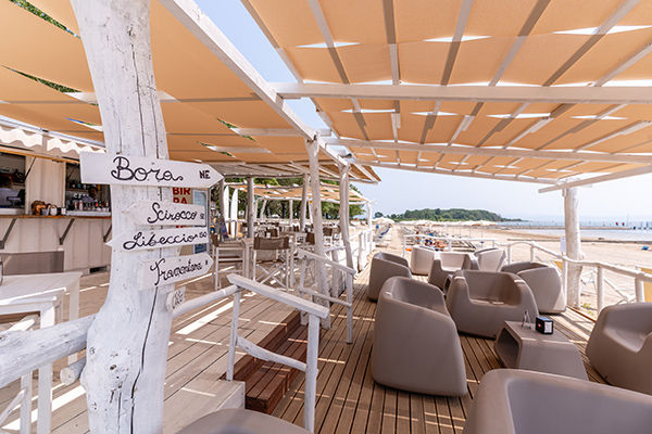 Incastonato nella pineta, a 200 metri dal mare