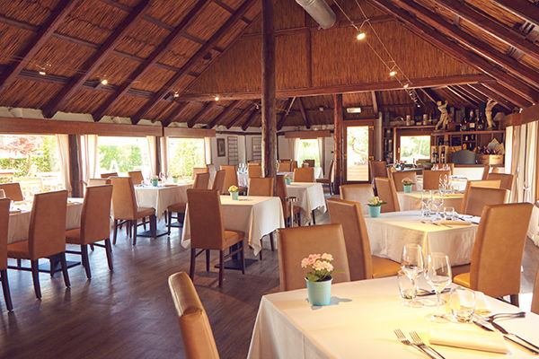 Incastonato nella pineta, a 200 metri dal mare