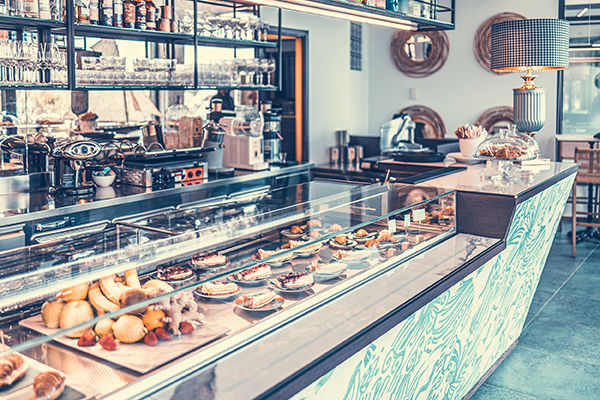 Incastonato nella pineta, a 200 metri dal mare