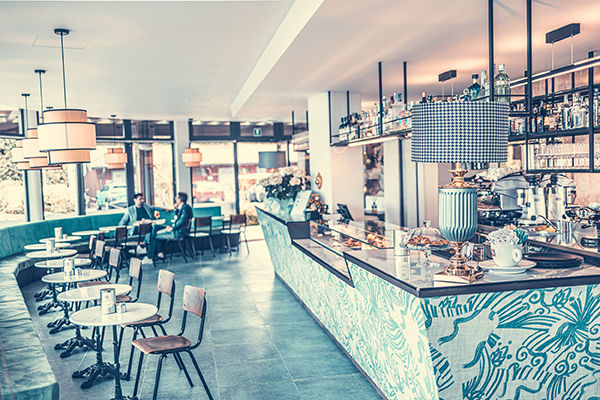 Incastonato nella pineta, a 200 metri dal mare