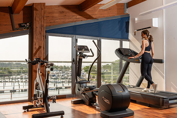 Incastonato nella pineta, a 200 metri dal mare