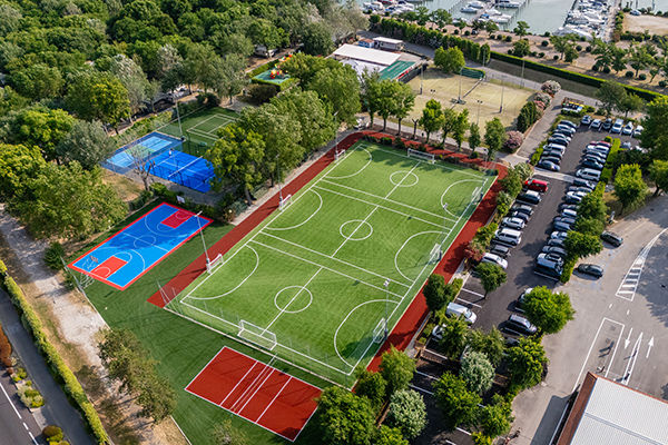 Incastonato nella pineta, a 200 metri dal mare