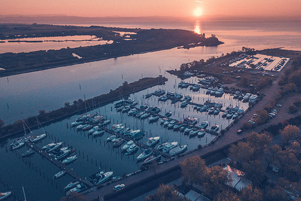 Incastonato nella pineta, a 200 metri dal mare