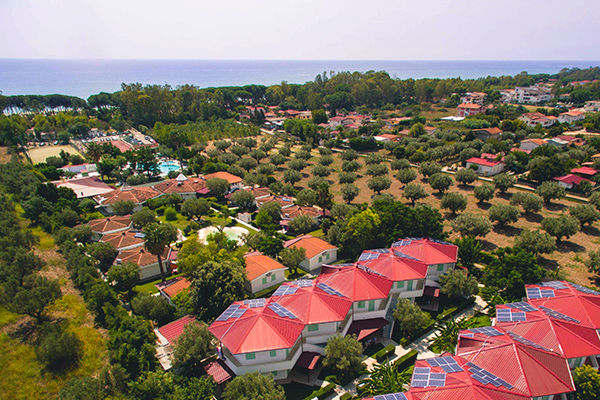 Immerso nel verde, fronte mare