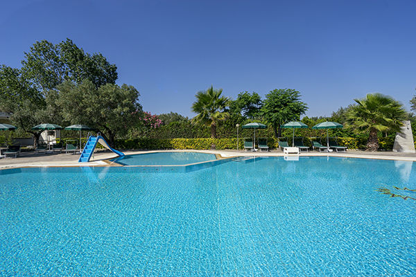 Immerso nel verde, fronte mare