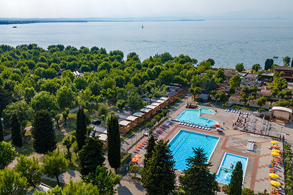 Affacciato sul Lago di Garda, a 1 km da Gardaland