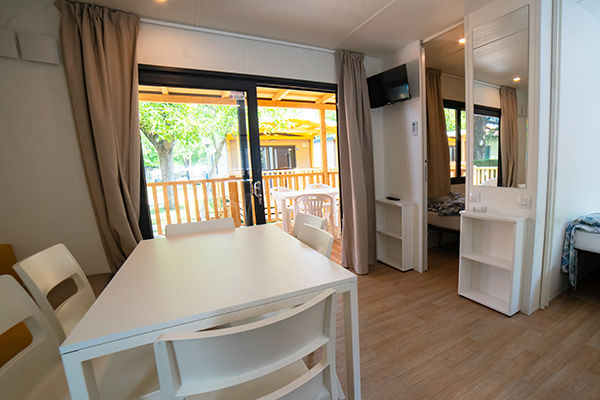 Affacciato sul Lago di Garda, a 1 km da Gardaland