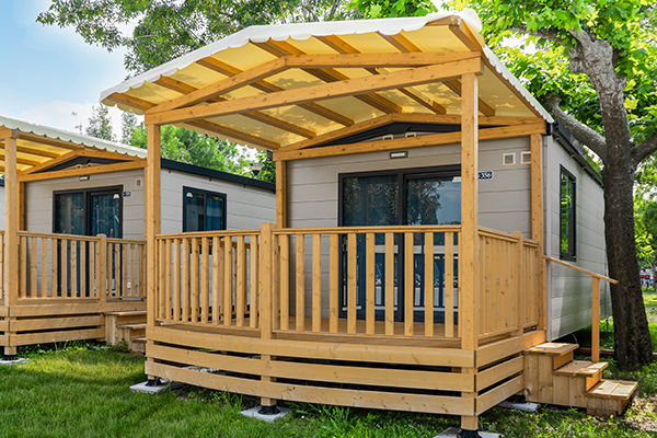 Affacciato sul Lago di Garda, a 1 km da Gardaland