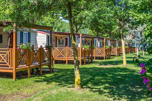 Affacciato sul Lago di Garda, a 1 km da Gardaland