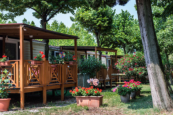 Affacciato sul Lago di Garda, a 1 km da Gardaland
