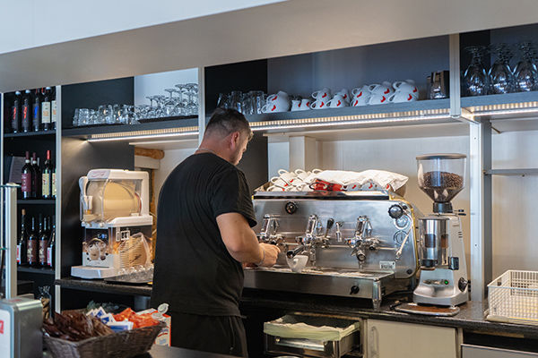 Affacciato sul Lago di Garda, a 1 km da Gardaland