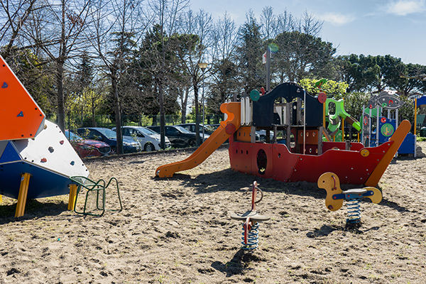 Affacciato sul Lago di Garda, a 1 km da Gardaland