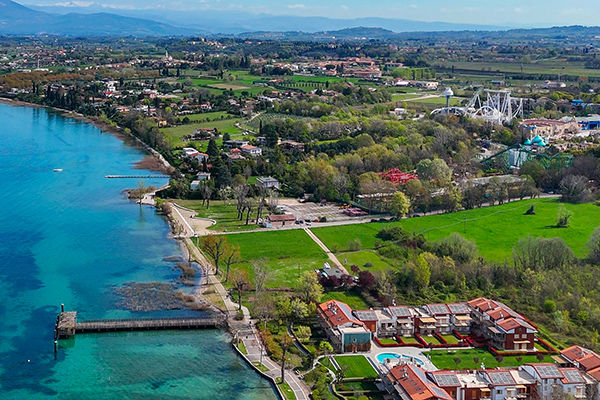 Affacciato sul Lago di Garda, a 1 km da Gardaland