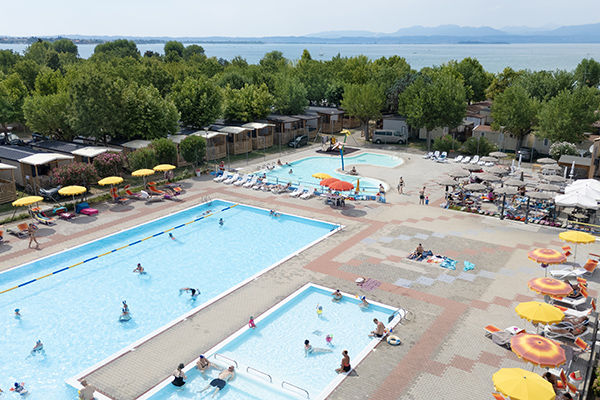 Affacciato sul Lago di Garda, a 1 km da Gardaland