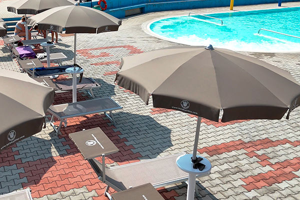 Affacciato sul Lago di Garda, a 1 km da Gardaland