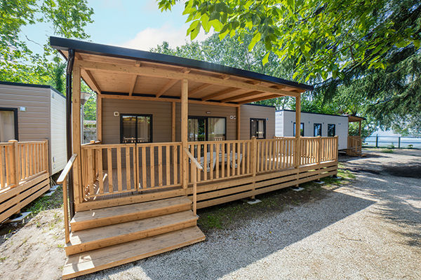 Affacciato sul Lago di Garda, a 1 km da Gardaland