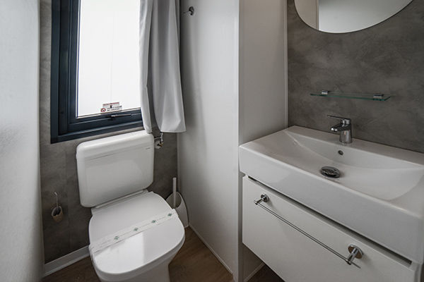 Affacciato sul Lago di Garda, a 1 km da Gardaland