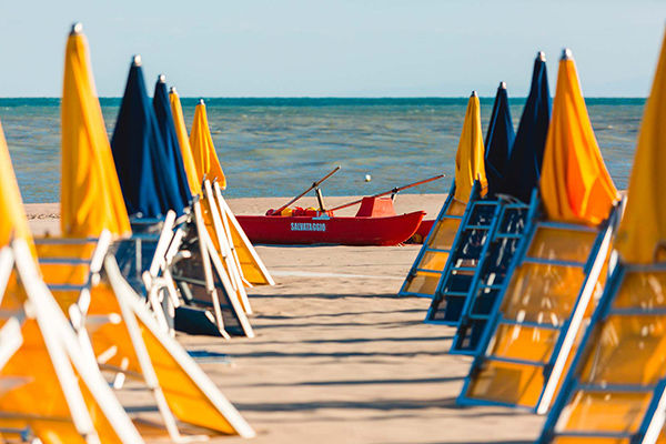 Sulla lunga spiaggia di sabbia finissima
