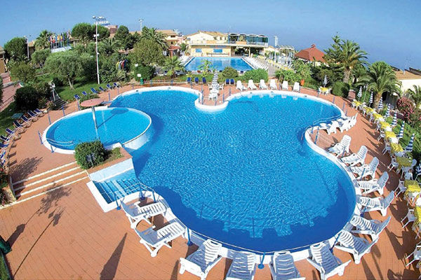 A 2,8 km dalla spiaggia, navetta inclusa