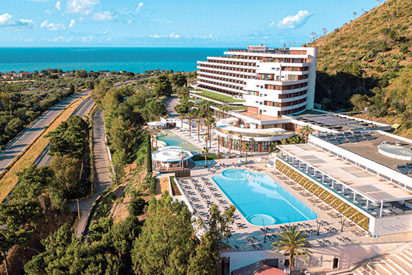 Piscina a sfioro panoramica di 430 mq