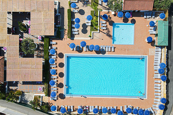 Piscina a sfioro panoramica di 430 mq