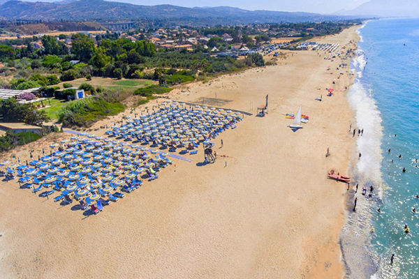 Piscina a sfioro panoramica di 430 mq