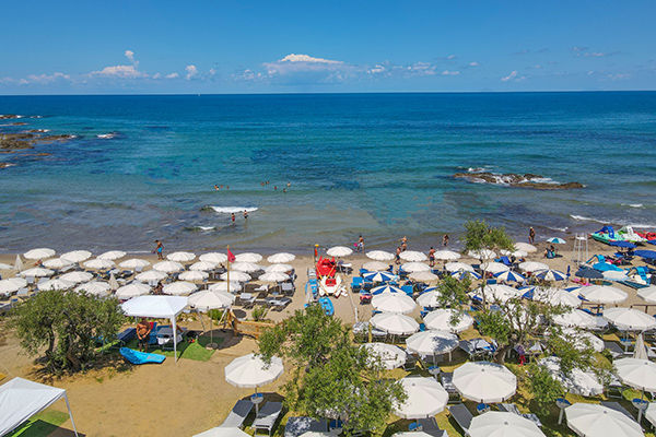 Piscina a sfioro panoramica di 430 mq