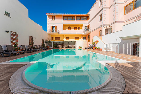 A 1 km dalla spiaggia di Rena Bianca